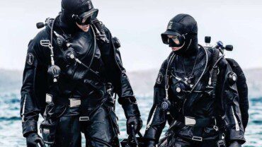 drysuit-divers-in-the-ocean